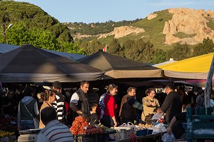 COMMERCE SUR LE MARCHE APPELE AUSSI BAZAR, VILLAGE DE PECHEURS DE FOCA SUR LA MER EGEE, RIVIERA DES OLIVIERS, NORD D’IZMIR, TURQUIE 