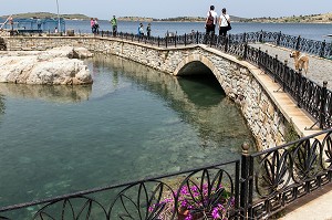PROMENADE SUR L'EAU AUTOUR DES REMPARTS DU VILLAGE DE PECHEURS DE FOCA SUR LA MER EGEE, RIVIERA DES OLIVIERS, NORD D’IZMIR, TURQUIE 