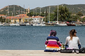 JEUNES FEMMES DEVANT LE PORT DE PLAISANCE, VILLAGE DE PECHEURS DE FOCA SUR LA MER EGEE, RIVIERA DES OLIVIERS, NORD D’IZMIR, TURQUIE 