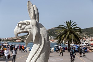 LE GRIFFON, SYMBOLE DE L'ANCIENNE VILLE DE PHOKAIA, PORT DU VILLAGE DE PECHEURS DE FOCA SUR LA MER EGEE, RIVIERA DES OLIVIERS, NORD D’IZMIR, TURQUIE 