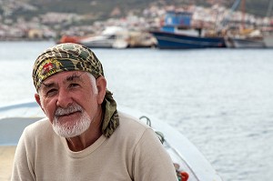 ISLAM SUR SON BATEAU, PECHEUR DU VILLAGE DE YENIFOCA, RIVIERA DES OLIVIERS, NORD D’IZMIR, TURQUIE 