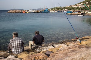 HOMMES A LA PECHE EN FACE DU PORT DE PECHEURS DU VILLAGE DE YENIFOCA, RIVIERA DES OLIVIERS SUR LES BORDS DE LA MER EGEE, NORD D'IZMIR, TURQUIE 