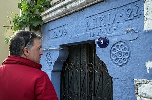 SYMBOLE SUR LES MAISONS AYANT APPARTENU A DES GRECS CHRETIENS ORTHODOXES AU XIX EME SIECLE, VILLAGE DE YENIFOCA, RIVIERA DES OLIVIERS, NORD D’IZMIR, TURQUIE 