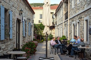 COUR INTERIEURE BOUTIQUE HOTEL LE GRIFFON INSTALLE DANS UNE ANCIENNE USINE A HUILE, VILLAGE DE YENIFOCA, RIVIERA DES OLIVIERS, NORD D’IZMIR, TURQUIE 