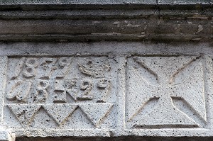 SYMBOLE SUR LES MAISONS AYANT APPARTENU A DES GRECS CHRETIENS ORTHODOXES AU XIX EME SIECLE, VILLAGE DE YENIFOCA, RIVIERA DES OLIVIERS, NORD D’IZMIR, TURQUIE 
