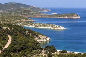 COTE DECOUPEE DE LA MONTAGNE DANS LA MER EGEE, REGION DE FOCA, RIVIERA DES OLIVIERS, NORD D’IZMIR, TURQUIE 