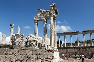 LE TEMPLE DE TRAJAN, SITE DE L'ACROPOLE DE CITE ANTIQUE ROMAINE DE PERGAME, RIVIERA DES OLIVIERS, NORD D’IZMIR, TURQUIE 