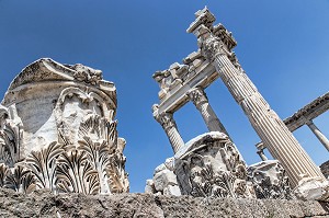 LE TEMPLE DE TRAJAN, SITE DE L'ACROPOLE DE CITE ANTIQUE ROMAINE DE PERGAME, RIVIERA DES OLIVIERS, NORD D’IZMIR, TURQUIE 