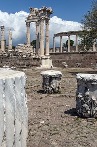 LE TEMPLE DE TRAJAN, SITE DE L'ACROPOLE DE CITE ANTIQUE ROMAINE DE PERGAME, RIVIERA DES OLIVIERS, NORD D’IZMIR, TURQUIE 