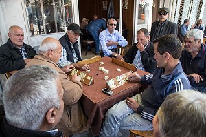 JEU DE SOCIETE TURC, JOUEURS DE OKEY DANS UN CAFE DE PERGAME, RIVIERA DES OLIVIERS, NORD D’IZMIR, TURQUIE 