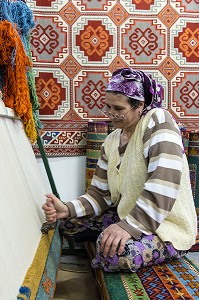 COOPERATIVE DE FEMMES, TRAVAIL A LA FABRIQUE DE TAPIS 'DESEN HALICILIK', PERGAME, RIVIERA DES OLIVIERS, NORD D’IZMIR, TURQUIE 