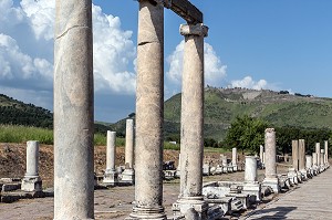 LES COLONNES DE L'ASCLEPIEION (ASKLEPIEION) OU SANCTUAIRE DE GUERISON ROMAIN, CENTRE MEDICAL DU GRAND MEDECIN GALIEN, PERGAME, RIVIERA DES OLIVIERS, NORD D’IZMIR, TURQUIE 