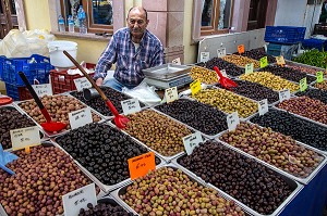 COMMERCANT DEVANT SON ETALAGE D'OLIVES, MARCHE ALIMENTAIRE DE NAMIK KEMAL, CUNDA ALIBEY, RIVIERA DES OLIVIERS, NORD D’IZMIR, TURQUIE 