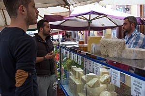 MARCHAND DE FROMAGES TURCS, MARCHE ALIMENTAIRE DE NAMIK KEMAL, CUNDA ALIBEY, RIVIERA DES OLIVIERS, NORD D’IZMIR, TURQUIE 