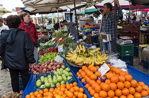 ETALAGE DE FRUITS ET LEGUMES, MARCHE ALIMENTAIRE DE NAMIK KEMAL, CUNDA ALIBEY, RIVIERA DES OLIVIERS, NORD D’IZMIR, TURQUIE 