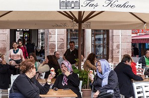 CAFE BAR TAS KAHVE SUR LE PORT DE NAMIK KEMAL, CUNDA ALIBEY, RIVIERA DES OLIVIERS, NORD D’IZMIR, TURQUIE 
