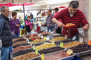 COMMERCANT DEVANT SON ETALAGE D'OLIVES, MARCHE ALIMENTAIRE DE NAMIK KEMAL, CUNDA ALIBEY, RIVIERA DES OLIVIERS, NORD D’IZMIR, TURQUIE 