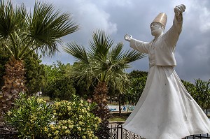 STATUE DE DERVICHE TOURNEUR, VILLAGE DE NAMIK KEMAL, CUNDA ALIBEY, RIVIERA DES OLIVIERS, NORD D’IZMIR, TURQUIE 