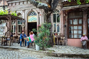 CAFE BAR PALABAHCE KAHVEHANESI DE LA RUE 13 NISSAN, VILLE D’AYVALIK SUR LES BORDS DE LA MER EGEE, RIVIERA DES OLIVIERS, NORD D’IZMIR, TURQUIE 