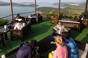 TERRASSE DU CAFE AU PANORAMA DE SEYTAN TEPESI YOLU (LA CENE DE SATAN OU L'EMPREINTE DU DIABLE) SUR LE GOLFE AYVALIK, RIVIERA DES OLIVIERS, NORD D'IZMIR SUR LA MER EGEE, TURQUIE 