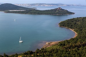 PANORAMA DE SEYTAN TEPESI YOLU  (LA CENE DE SATAN OU L'EMPREINTE DU DIABLE) SUR LE GOLFE AYVALIK, RIVIERA DES OLIVIERS, NORD D'IZMIR SUR LA MER EGEE, TURQUIE 