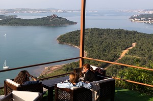 TERRASSE DU CAFE AU PANORAMA DE SEYTAN TEPESI YOLU (LA CENE DE SATAN OU L'EMPREINTE DU DIABLE) SUR LE GOLFE AYVALIK, RIVIERA DES OLIVIERS, NORD D'IZMIR SUR LA MER EGEE, TURQUIE 