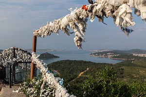 GRIGRIS PORTE-BONHEUR EN PAPIER DEVANT LE PANORAMA DE SEYTAN TEPESI YOLU  (LA CENE DE SATAN OU L'EMPREINTE DU DIABLE) SUR LE GOLFE AYVALIK, RIVIERA DES OLIVIERS, NORD D'IZMIR SUR LA MER EGEE, TURQUIE 