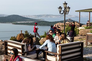 TERRASSE DU CAFE AU PANORAMA DE SEYTAN TEPESI YOLU (LA CENE DE SATAN OU L'EMPREINTE DU DIABLE) SUR LE GOLFE AYVALIK, RIVIERA DES OLIVIERS, NORD D'IZMIR SUR LA MER EGEE, TURQUIE 