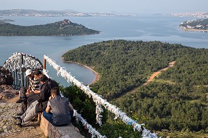 GRIGRIS PORTE-BONHEUR EN PAPIER DEVANT LE PANORAMA DE SEYTAN TEPESI YOLU  (LA CENE DE SATAN OU L'EMPREINTE DU DIABLE) SUR LE GOLFE AYVALIK, RIVIERA DES OLIVIERS, NORD D'IZMIR SUR LA MER EGEE, TURQUIE 