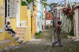 SCENE DE RUE, RUE FERAH, VILLE D’AYVALIK SUR LES BORDS DE LA MER EGEE, RIVIERA DES OLIVIERS, NORD D’IZMIR, TURQUIE 