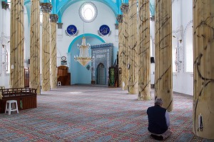 INTERIEUR DE LA MOSQUEE HAYRETTIN PASA (ANCIENNE EGLISE), VILLE D’AYVALIK SUR LES BORDS DE LA MER EGEE, RIVIERA DES OLIVIERS, NORD D’IZMIR, TURQUIE 