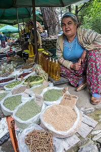 VENDEUSE D'HERBES AROMATIQUES ET HUILE D'OLIVES, PARC NATIONAL, RESERVE NATURELLE DE HASAN BOGULDU, ZEYTINLI PRES EDREMIT, RIVIERA DES OLIVIERS, NORD D’IZMIR, TURQUIE 