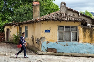 JEUNE FILLE DANS LE VILLAGE DE L'HUILE D'OLIVE, ZEYTINLI VEUT DIRE OLIVIER EN TURC, RIVIERA DES OLIVIERS, NORD D’IZMIR, TURQUIE 