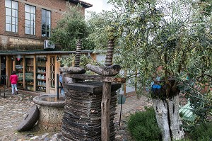 ANCIEN PRESSOIR DEVANT LA FABRIQUE, MUSEE DE L'HUILE D'OLIVE D'ADATEPE, RIVIERA DES OLIVIERS, NORD D’IZMIR, TURQUIE 