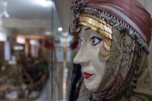 COSTUME D'UNE FEMME TURQUE AU DEBUT DU SIECLE DERNIER, MUSEE ETHNOGRAPHIQUE D'ALIBEY KUDAR, AKCAY PRES D’EDREMIT, RIVIERA DES OLIVIERS, NORD D’IZMIR, TURQUIE 