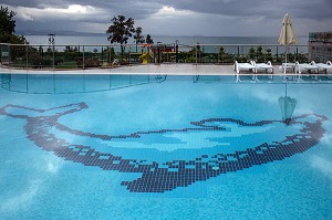 PISCINE ET SON DAUPHIN DE L'ADRINA HOTEL, ACKAY, RIVIERA DES OLIVIERS, NORD D’IZMIR, TURQUIE 