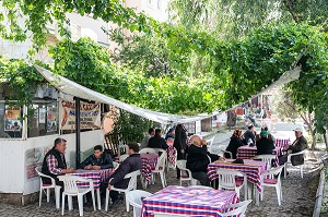 BAR CAFE, BOULEVARD ATALUK, VILLE D’AYVALIK SUR LES BORDS DE LA MER EGEE, RIVIERA DES OLIVIERS, NORD D’IZMIR, TURQUIE 
