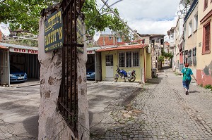 PARC AUTOMOBILE RUE CARSI, VILLE D’AYVALIK SUR LES BORDS DE LA MER EGEE, RIVIERA DES OLIVIERS, NORD D’IZMIR, TURQUIE 