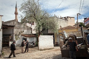 SCENE DE RUE 13 NISSAN, VILLE D’AYVALIK SUR LES BORDS DE LA MER EGEE, RIVIERA DES OLIVIERS, NORD D’IZMIR, TURQUIE 