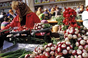 ETALAGE, MARCHE AUX LEGUMES KOLKOSIEN, KIEV, UKRAINE 