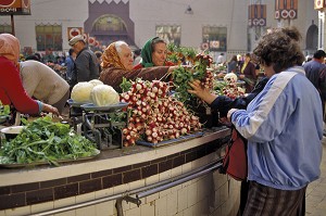 MARCHE AUX LEGUMES KOLKOSIEN, KIEV, UKRAINE 