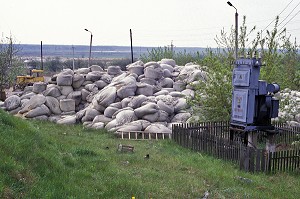 SAC DE SABLE POUR RENFLOUER LE COEUR RADIOACTIVE DE LA CENTRALE NUCLEAIRE DE TCHERNOBYL, UKRAINE 