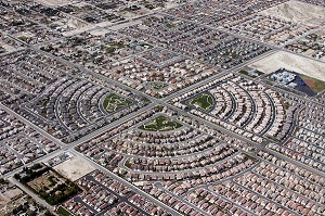 SURVOL DE LA BANLIEUE RESIDENTIELLE DE LAS VEGAS, LAS VEGAS, NEVADA, ETATS-UNIS, AMERIQUE, USA 