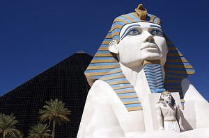 SPHYNX GARDANT L'ENTREE DE L'HOTEL LUXOR, STRIP, PYRAMIDE, LAS VEGAS, NEVADA, ETATS-UNIS, AMERIQUE, USA 