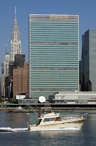 BATEAU PASSANT DEVANT LE CHRYSLER BUILDING ET LE SIEGE DE L'ONU, ORGANISATION DES NATIONS UNIS, EAST RIVER, NEW YORK, ETATS-UNIS, AMERIQUE, USA 