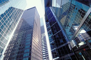 IMMEUBLE EN VERRE DANS LE QUARTIER DES AFFAIRES, WALL STREET, MANHATTAN, NEW YORK, USA 