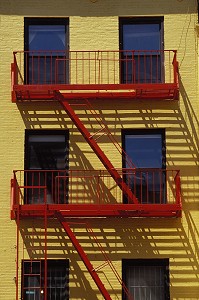 ESCALIER DE SECOURS D'UN IMMEUBLE DANS LE QUARTIER ITALIEN, LITTLE ITALY, MANHATTAN, NEW YORK, USA 