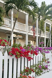 FACADE DE MAISON EN BOIS AVEC DES BOUGAINVILLIERS ROUGE ET MAUVE, KEY WEST, FLORIDE, FLORIDA, ETATS-UNIS, USA 
