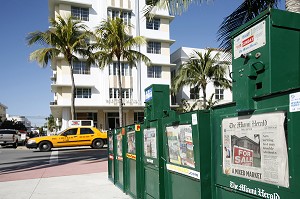 DISTRIBUTEUR DE JOURNAUX ET TAXI JAUNE, OCEAN DRIVE, QUARTIER ART DECO MIAMI BEACH, MIAMI, FLORIDE, FLORIDA, ETATS-UNIS, USA 