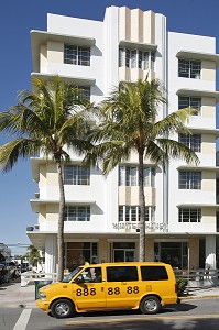 TAXI JAUNE, OCEAN DRIVE, QUARTIER ART DECO MIAMI BEACH, MIAMI, FLORIDE, FLORIDA, ETATS-UNIS, USA 